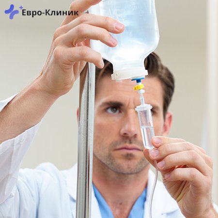 Врач с капельницей